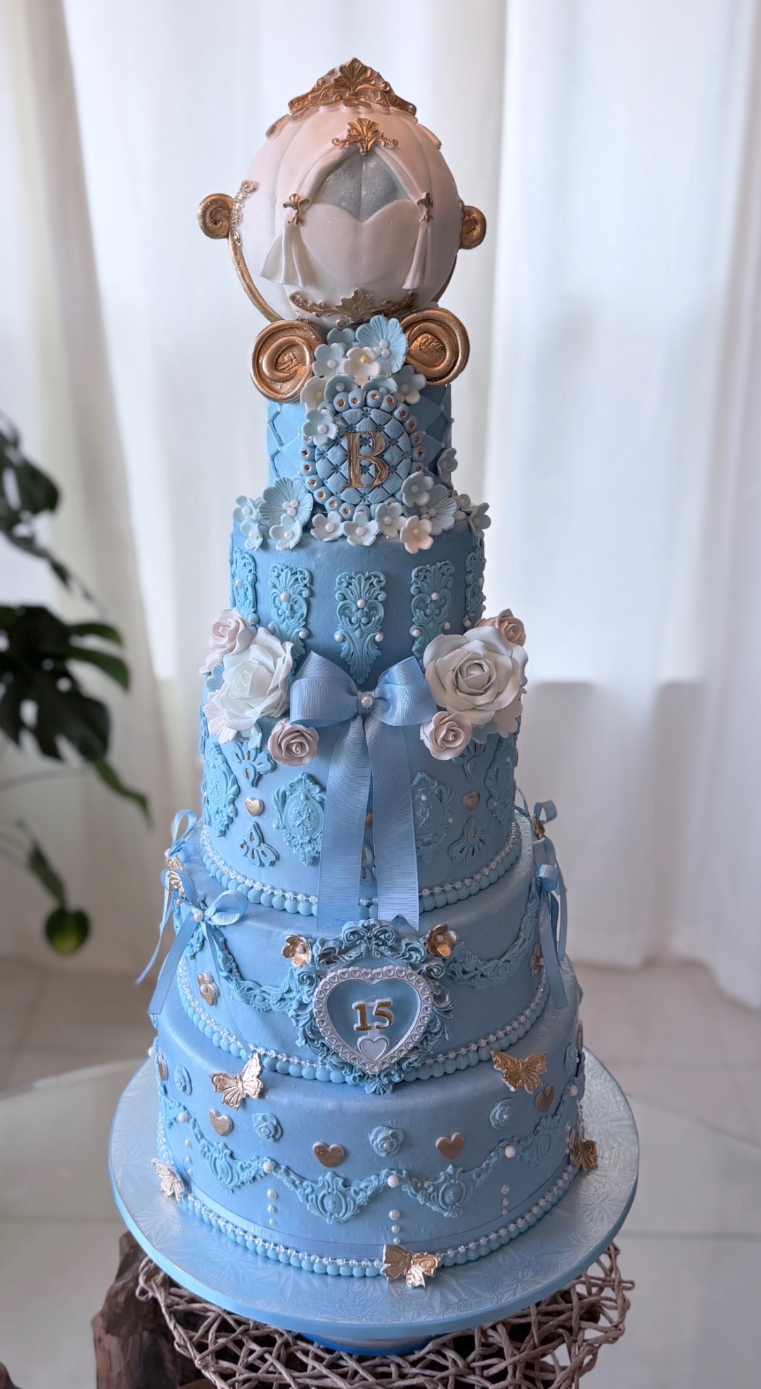Torta de quinceañera azul elegante con carruaje Orlando FL Dulce Amorito Bakery