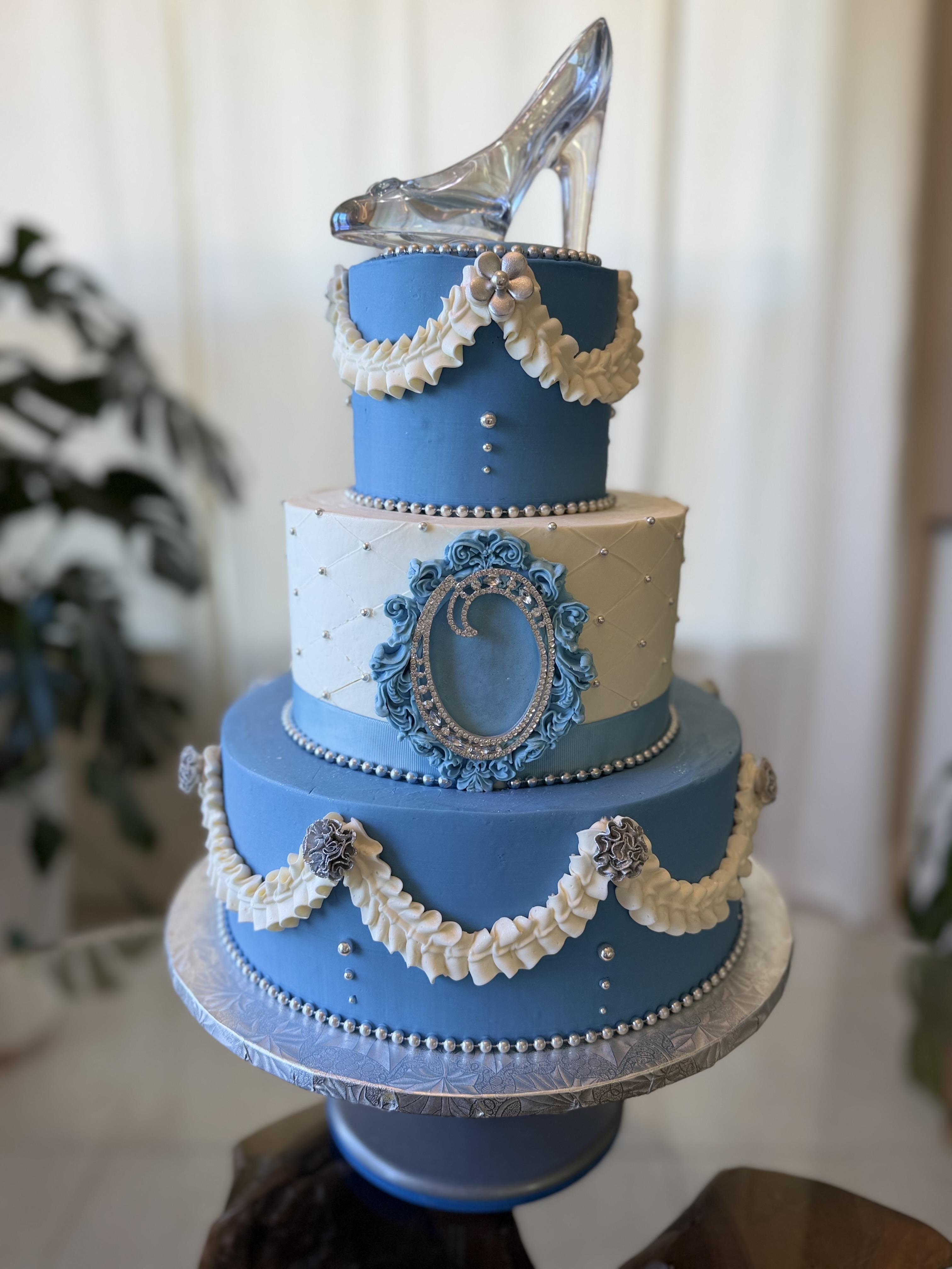 Torta temática de Cenicienta con zapatilla de cristal Orlando FL Dulce Amorito Bakery