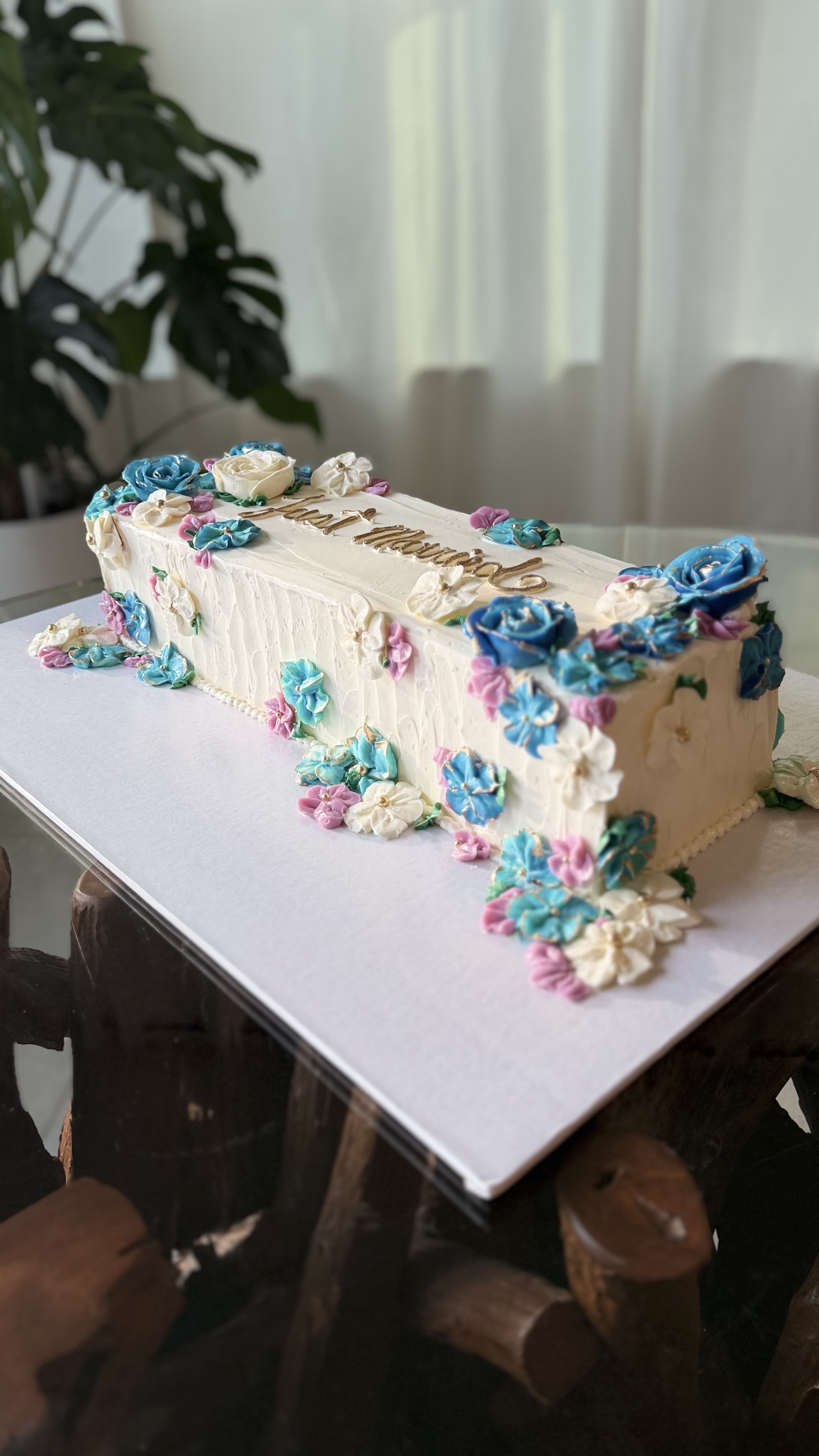 Torta de bodas rectangular Just Married decorada con flores Orlando FL Dulce Amorito Bakery