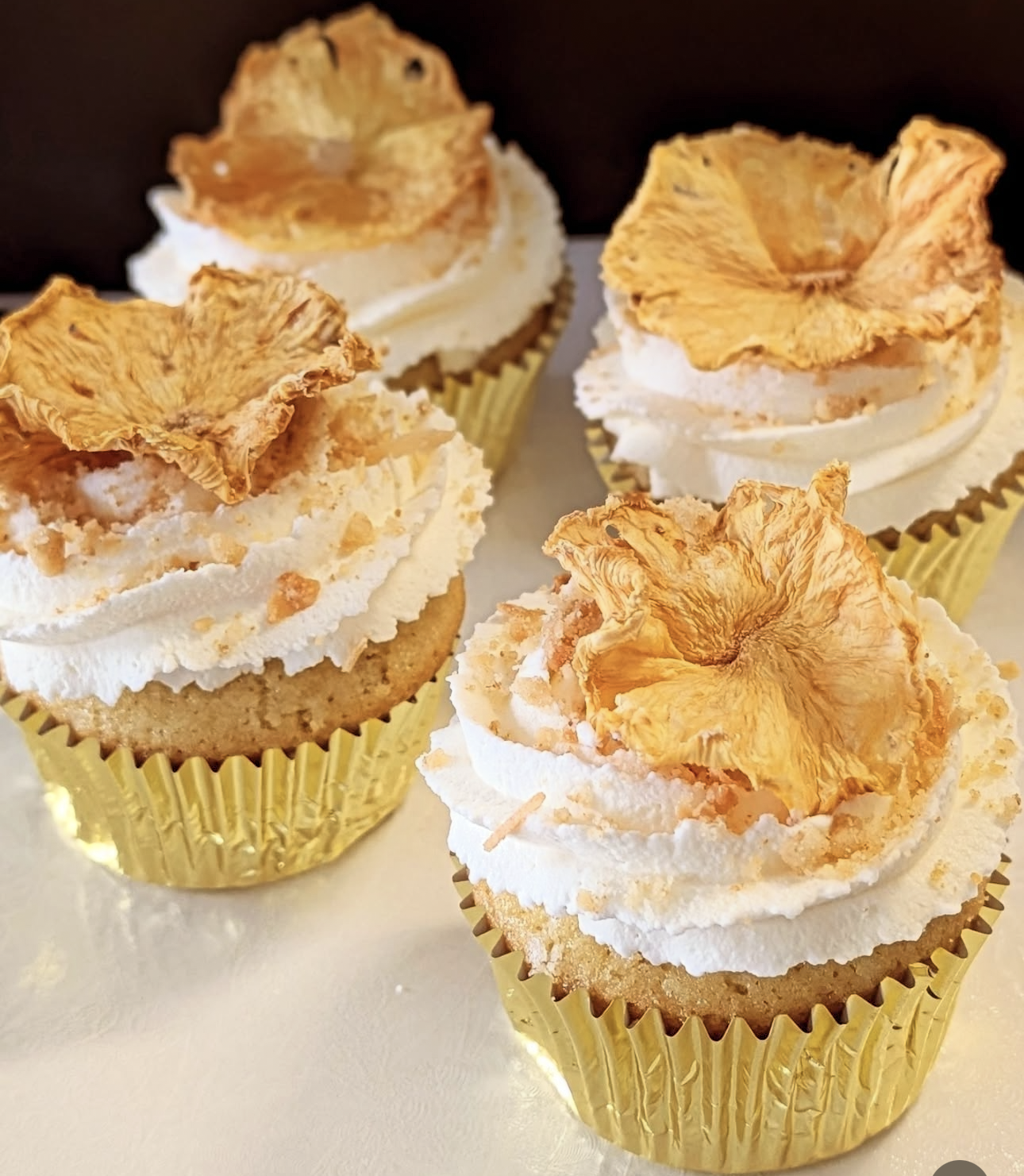 Pastel moderno con hojas de oro Orlando FL Dulce Amorito Bakery