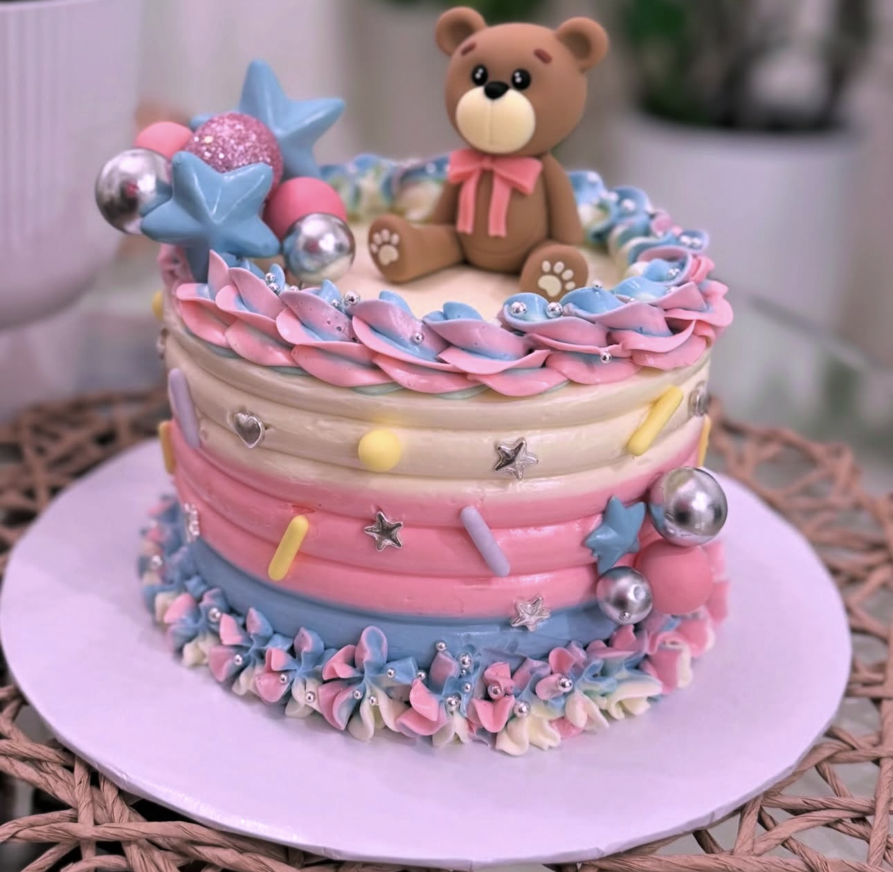 Pastel decorado con flores naturales Orlando FL Dulce Amorito Bakery